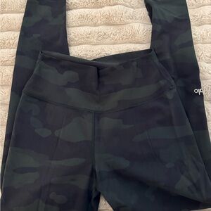 ALO Yoga Women's Camo High-Waist Leggings - Dark Green & Black